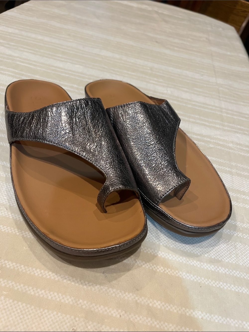 Strive Capri II Anthacite Metallic Toe Loop Sandal size 9.5/10 women’s